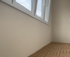 Atlikti darbai: klijuotas putplastis, armuota, dengta dekoratyviniu tinku. Grindys išlygintos išlyginamuoju mišiniu, sumontuota terasinių lentelių imitacija. Balkonas tvarkingas, jaukus.