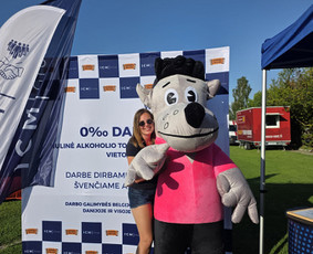Personažai vaikams ir suaugusiems. Gyva šampano siena / Dovile Babianskaite / Darbų pavyzdys ID 4044939
