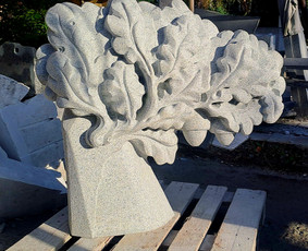Antkapinė skulptūra pagal užsakovės pateiktą pavyzdį. Granitas, 90×100×25 cm