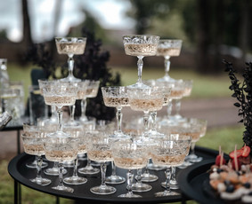 Minimalistinis ir elegantiškas šampano staliukas - Įvairios paslaugos vestuvėms - 1 Įvairios paslaugos vestuvėms - Minimalistinis ir elegantiškas šampano staliukas - 1