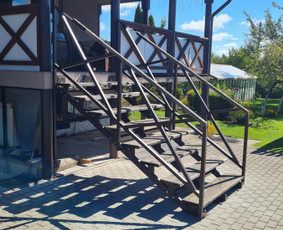 Laikinos, senos pakopos ir medinis porankis.