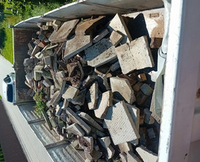 Keturašio savivarčio su kranu ir greiferiniu kaušu paslaukos - Statybinių atliekų išvežimas - 2 Statybinių atliekų išvežimas - Keturašio savivarčio su kranu ir greiferiniu kaušu paslaukos - 2