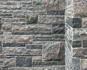 Modernus natūralaus pjaustyto akmens mūras - Akmens mūras, lauko židiniai, tvoros - 1 Akmens mūras, lauko židiniai, tvoros - Modernus natūralaus pjaustyto akmens mūras - 1