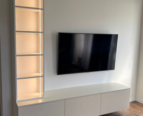 Pagaminta pagal individualų užsakymą – TV zona su integruotomis spintelėmis ir lentynomis.📺
Kokybiškos medžiagos, modernus dizainas ir jaukų įspūdį kuriantis apšvietimas.☀️