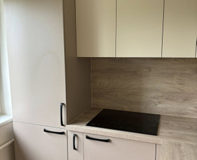 Kompaktiška, tačiau funkcionali virtuvė.✏️
Šviesūs paviršiai, medžio rašto detalės ir patogus išdėstymas – viskas, ko reikia kasdieniam naudojimui.🌿