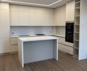 Moderni virtuvė su sala – estetikos ir funkcionalumo derinys.🤝
Kokybiškos medžiagos, tikslus montavimas ir kiekviena detalė apgalvota.🏠