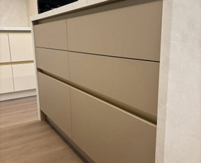 Moderni virtuvė su sala – estetikos ir funkcionalumo derinys.🤝
Kokybiškos medžiagos, tikslus montavimas ir kiekviena detalė apgalvota.🏠