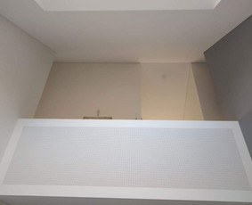 Atlikti darbai: 
- GKP šlaitinių lubų montavimo darbai,
- balkono turėklo montavimas, Cleaneo Akustic plokštės montavimas,
- glaistymo, dažymo darbai.