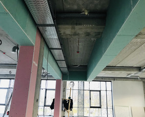 Atlikti darbai: 
- Kaktos montavimo darbai ir pilnas paruošimas vitrinų montavimui ofisų patalpose. (metalinis karkasas, mediena, vata, GKPI plokštė).
Naudojamos tik kokybiškos medžiagos.
