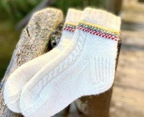 Virbalais megztos vilnonės kojinės( dažyta augalais) - Mezgėjos - 3 Mezgėjos - Virbalais megztos vilnonės kojinės( dažyta augalais) - 3