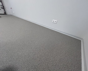 Spalvotas kvarcinis smelis, minimaliai grublėtas paviršius su matiniu apsauginiu sluoksniu .
Papildomai įrengtos grindjuostės