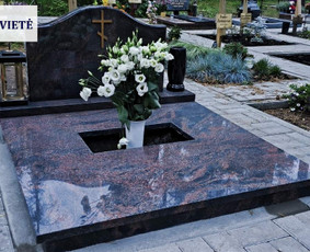 Kapavietės įrengimui naudotas rausvas suomiškas Aurora granitas