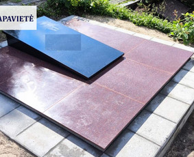 Kapavietės įrengimui naudotos rausvo Imperial Red granito plytelės 60x60 ir juodo granito plokštė, atliekanti ir paminklo funkciją - ant jos išgraviruotas mirusiojo portretas ir vardas
