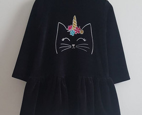 Siuvinėta suknytė mergaitei.
Daugiau rasite čia: https://www.facebook.com/pg/happyangels.lt/shop/?ref=page_internal