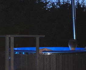 Kubilas Kaune su Jacuzzi, Led Apšvietimu ir Stalu Gėrimams / Tubas / Darbų pavyzdys ID 4124078