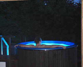 Kubilas Kaune su Jacuzzi, Led Apšvietimu ir Stalu Gėrimams / Tubas / Darbų pavyzdys ID 4124076