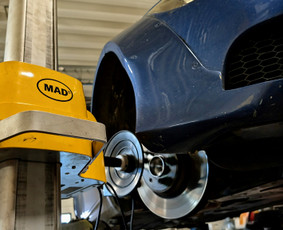 Stabdžių diskų tekinimas nenuimant nuo automobilio - Padangų keitimas - 1 Padangų keitimas - Stabdžių diskų tekinimas nenuimant nuo automobilio - 1