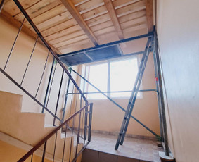Statybinės technikos nuoma - Pastolių nuoma laiptinėms - 1