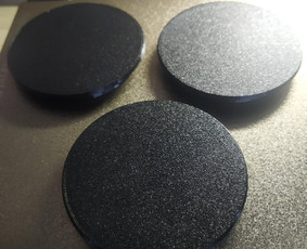 Dangteliai stiklui 68mm kiaurymei, 7mm gyliui, 2mm storio. Juodas blizgus PLA.