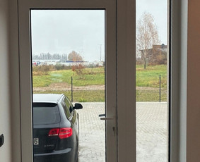 Kotedžo pagrindinis įėjimas, prieš užklijavimą. 
Kliento poreikis, suteikti privatumą namams ir neužtamsintų patalpų.