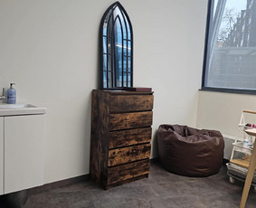 Klasikinis manikiūras - The Witch - Green Hall pastate patalpų nuoma - 2