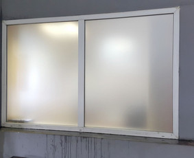 Reklamos gamyba - Šerkšno plėvelės klijavimas - 3