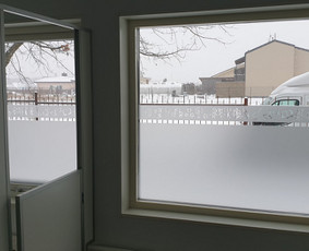 Reklamos gamyba - Šerkšno plėvelės klijavimas - 2