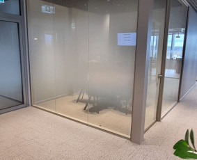 Stiklo matinimas - Baldų apklijavimas, veidrodinės plėvelės klijavimas. - 2