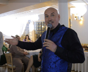 Renginių vedėjai - Vedėjas ir Dj viename, su aparatūra - kaina 600€. - 2