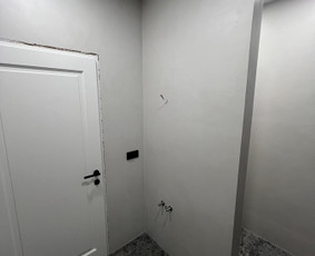 Mikrocemento sienos ant buvusių plytelių