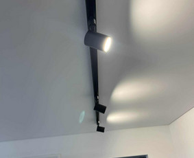 Bėginio apšvietimo (track light) montavimas įtempiamose lubose