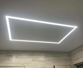 Linijinis LED apšvietimas įtempiamose lubose (geometrinis dizainas)