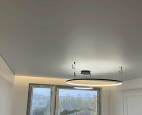 Įtempiamos lubos su pakabinamu LED žiedų šviestuvu ir paslėptu langų nišos apšvietimu