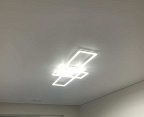 Įtempiamos lubos su moderniu LED geometrijos šviestuvu