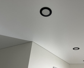 Minimalistinės įtempiamos lubos su įleidžiamais šviestuvais