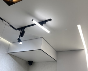 Modernus lubų dizainas su integruotomis LED linijomis