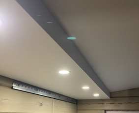 Įtempiamos lubos su LED taškiniais šviestuvais