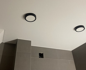 Modernios įtempiamos lubos su paviršiniais šviestuvais