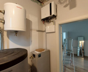 Saulės elektrinių, kaupiklių bei pakrovimo stotelės / Darek Levko / Darbų pavyzdys ID 4204303
