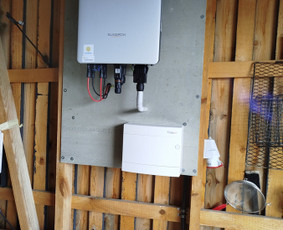 Saulės elektrinių, kaupiklių bei pakrovimo stotelės / Darek Levko / Darbų pavyzdys ID 4204321