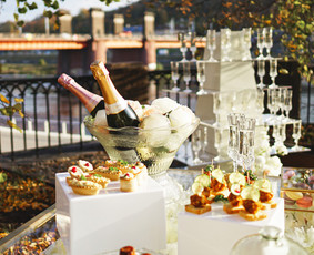 Įvairios paslaugos vestuvėms - &Scaron;ampano staliukas ir foto zona įsimintinai jūsų &scaron;ventei - 2