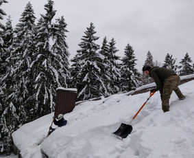 Sniego valymas nuo stogų - Sniego valymas nuo stogo, sniego kasimas kieme - 4