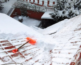 Sniego valymas - Sniego valymas nuo - stogų, takelių, kiemų. - 1