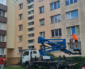 Daugiaauk&scaron;čių pastatų fasadų plovimas - Auk&scaron;talipių paslaugos. Sniego valymas nuo plok&scaron;čių stogų. - 2