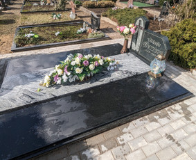 Paminklai kapams, antkapiai - Kapaviečių dengimas granito plok&scaron;tėmis - 2