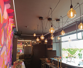 Baro lubų apšvietimo įrengimas. Kabantys šviestuvai + led juosta