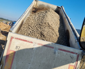 Skalda, smėlis, žvyras, juodžemis - Vežame žvyrą, skaldą, juodžemį, ekakavatoriaus paslaugos - 1