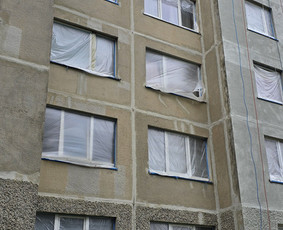 Daugiaauk&scaron;čių pastatų fasadų plovimas - Auk&scaron;talipių darbai: siūlių remontas, dažymas, tinkavimas - 3