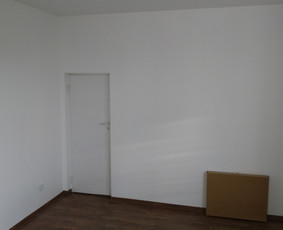 Sienų glaistymas - Vidaus apdailos darbai, tinkavimas natūraliu molio tinku. - 2