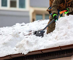 Sniego valymas nuo stogų - Uab/sniego valymas, nuo stogų, bei kiemų. - 2